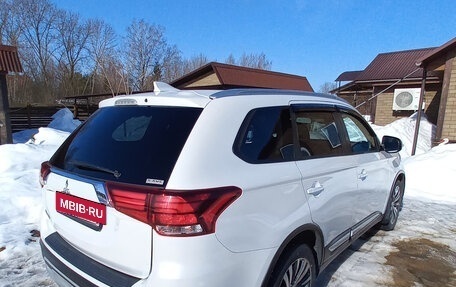 Mitsubishi Outlander III рестайлинг 3, 2021 год, 2 550 000 рублей, 11 фотография