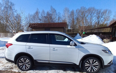 Mitsubishi Outlander III рестайлинг 3, 2021 год, 2 550 000 рублей, 12 фотография