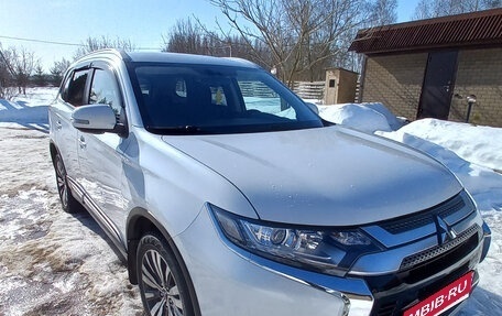 Mitsubishi Outlander III рестайлинг 3, 2021 год, 2 550 000 рублей, 13 фотография