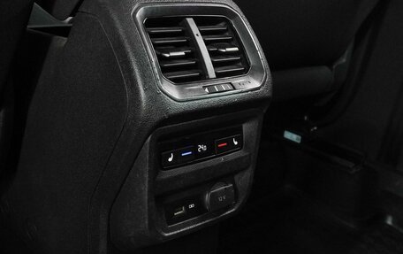 Volkswagen Tiguan II, 2019 год, 2 499 000 рублей, 13 фотография