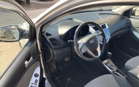 Hyundai Solaris II рестайлинг, 2011 год, 700 000 рублей, 5 фотография