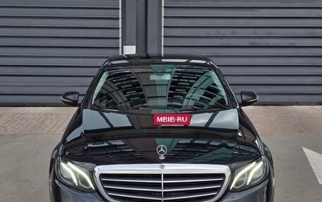 Mercedes-Benz E-Класс, 2019 год, 2 500 000 рублей, 3 фотография