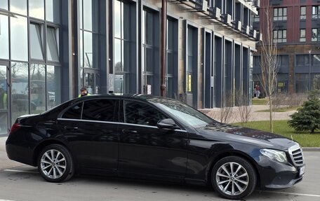 Mercedes-Benz E-Класс, 2019 год, 2 500 000 рублей, 13 фотография