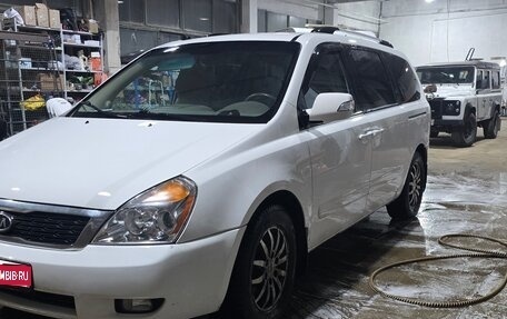 KIA Carnival III, 2011 год, 1 950 000 рублей, 1 фотография