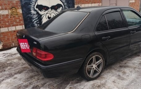 Mercedes-Benz E-Класс, 1997 год, 550 000 рублей, 4 фотография