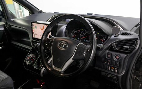 Toyota Voxy III, 2018 год, 1 949 000 рублей, 9 фотография