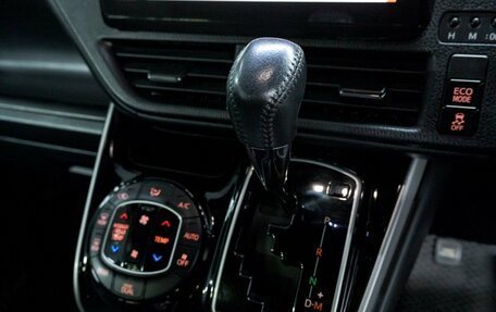 Toyota Voxy III, 2018 год, 1 949 000 рублей, 10 фотография