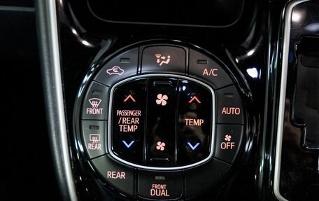 Toyota Voxy III, 2018 год, 1 949 000 рублей, 11 фотография