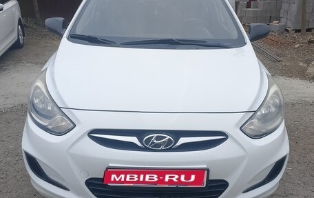 Hyundai Solaris II рестайлинг, 2011 год, 900 000 рублей, 1 фотография