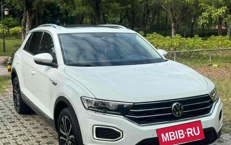 Volkswagen T-Roc I, 2022 год, 1 850 000 рублей, 2 фотография