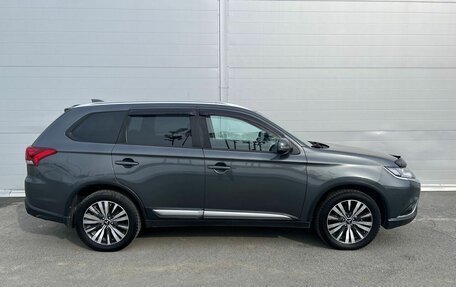 Mitsubishi Outlander III рестайлинг 3, 2019 год, 2 489 000 рублей, 4 фотография