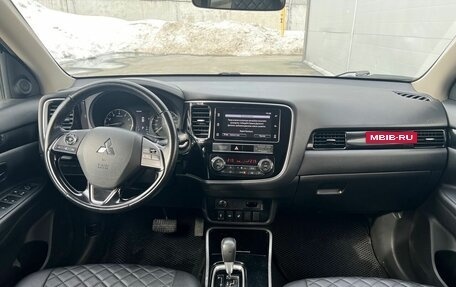 Mitsubishi Outlander III рестайлинг 3, 2019 год, 2 489 000 рублей, 10 фотография