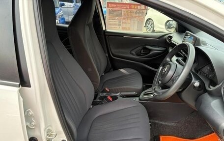 Toyota Yaris, 2021 год, 1 120 000 рублей, 10 фотография