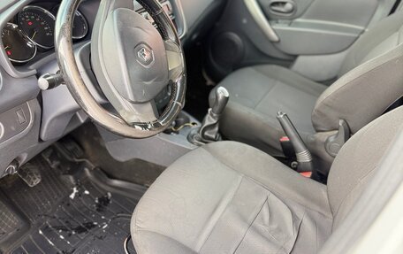 Renault Logan II, 2017 год, 390 000 рублей, 3 фотография