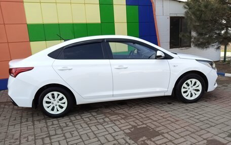 Hyundai Solaris II рестайлинг, 2018 год, 800 000 рублей, 2 фотография