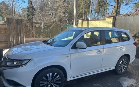 Mitsubishi Outlander III рестайлинг 3, 2022 год, 2 490 000 рублей, 1 фотография