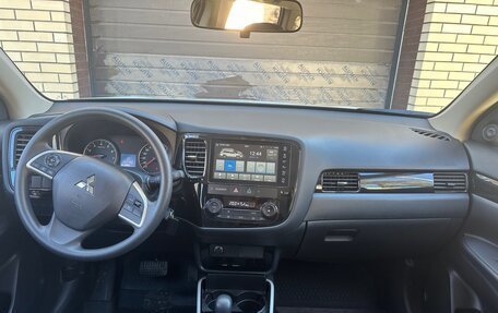 Mitsubishi Outlander III рестайлинг 3, 2022 год, 2 490 000 рублей, 3 фотография