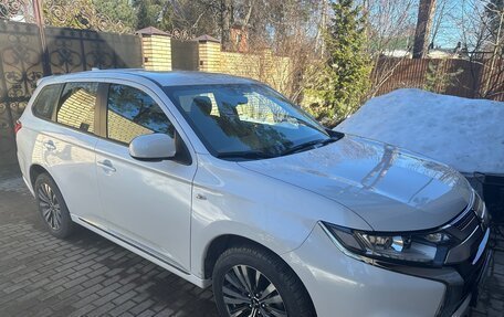 Mitsubishi Outlander III рестайлинг 3, 2022 год, 2 490 000 рублей, 10 фотография