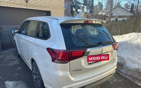 Mitsubishi Outlander III рестайлинг 3, 2022 год, 2 490 000 рублей, 2 фотография