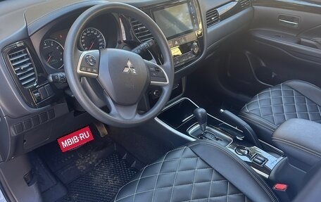 Mitsubishi Outlander III рестайлинг 3, 2022 год, 2 490 000 рублей, 8 фотография