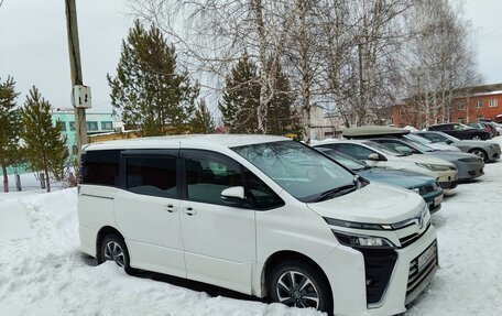 Toyota Voxy III, 2018 год, 2 999 000 рублей, 2 фотография