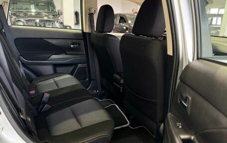 Mitsubishi Outlander III рестайлинг 3, 2017 год, 2 049 900 рублей, 19 фотография