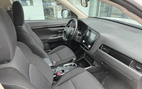 Mitsubishi Outlander III рестайлинг 3, 2021 год, 2 704 000 рублей, 13 фотография