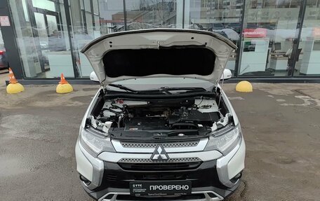Mitsubishi Outlander III рестайлинг 3, 2021 год, 2 704 000 рублей, 11 фотография