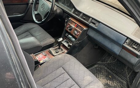 Mercedes-Benz E-Класс, 1993 год, 330 000 рублей, 6 фотография