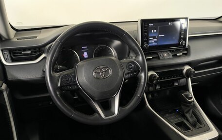 Toyota RAV4, 2021 год, 3 200 000 рублей, 13 фотография