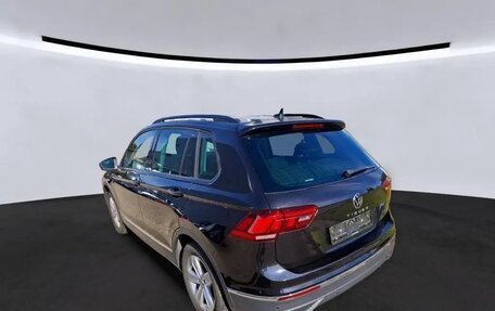 Volkswagen Tiguan II, 2021 год, 2 632 000 рублей, 2 фотография