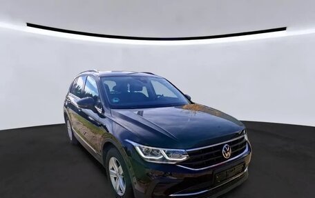 Volkswagen Tiguan II, 2021 год, 2 632 000 рублей, 3 фотография