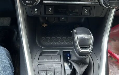 Toyota RAV4, 2021 год, 3 350 000 рублей, 9 фотография