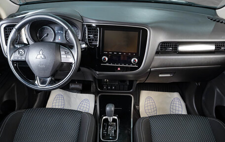 Mitsubishi Outlander III рестайлинг 3, 2021 год, 2 819 000 рублей, 13 фотография