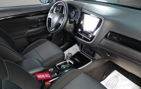 Mitsubishi Outlander III рестайлинг 3, 2021 год, 2 819 000 рублей, 11 фотография