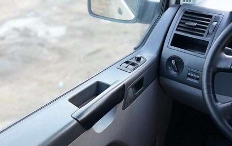 Volkswagen Caravelle T5, 2006 год, 1 290 000 рублей, 13 фотография