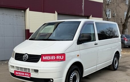 Volkswagen Caravelle T5, 2006 год, 1 290 000 рублей, 2 фотография