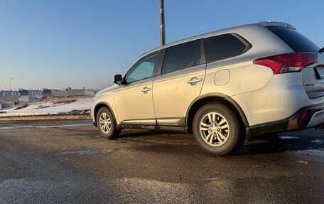 Mitsubishi Outlander III рестайлинг 3, 2018 год, 2 400 000 рублей, 4 фотография