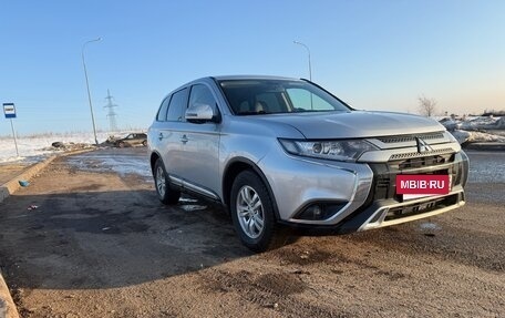 Mitsubishi Outlander III рестайлинг 3, 2018 год, 2 400 000 рублей, 2 фотография