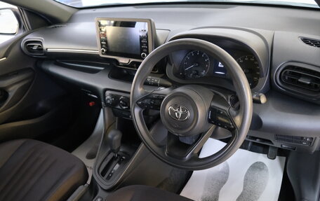 Toyota Yaris, 2021 год, 1 219 000 рублей, 10 фотография