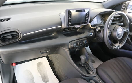 Toyota Yaris, 2021 год, 1 219 000 рублей, 18 фотография