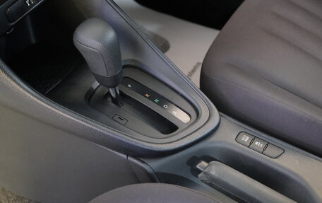 Toyota Yaris, 2021 год, 1 219 000 рублей, 16 фотография