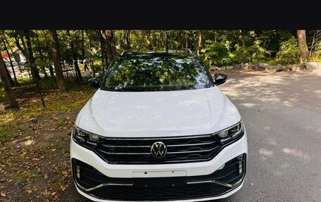 Volkswagen T-Roc I, 2022 год, 2 400 000 рублей, 2 фотография