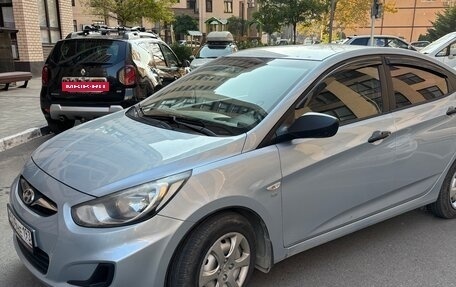 Hyundai Solaris II рестайлинг, 2012 год, 800 000 рублей, 2 фотография