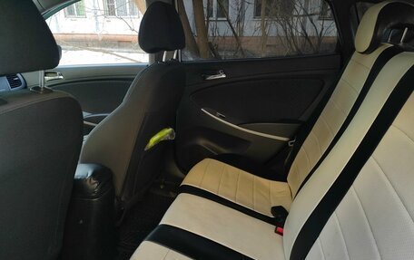 Hyundai Solaris II рестайлинг, 2013 год, 800 000 рублей, 13 фотография