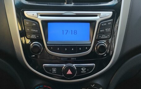 Hyundai Solaris II рестайлинг, 2013 год, 800 000 рублей, 24 фотография