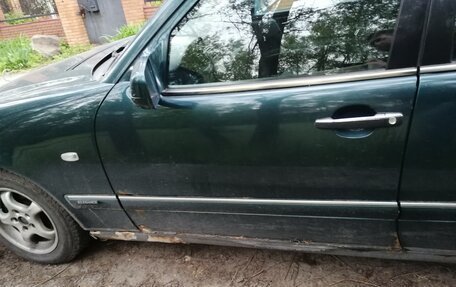 Mercedes-Benz E-Класс, 1996 год, 195 000 рублей, 4 фотография