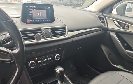 Mazda 3, 2018 год, 1 999 999 рублей, 12 фотография