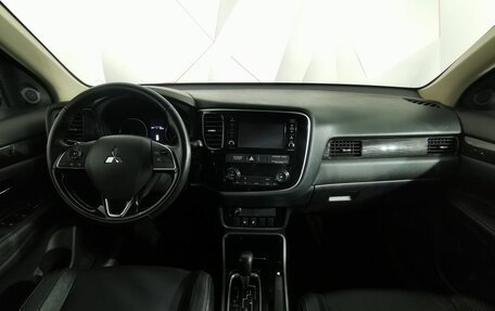 Mitsubishi Outlander III рестайлинг 3, 2018 год, 2 099 150 рублей, 14 фотография