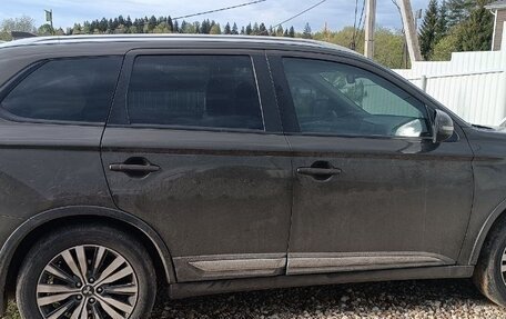 Mitsubishi Outlander III рестайлинг 3, 2020 год, 2 735 000 рублей, 3 фотография